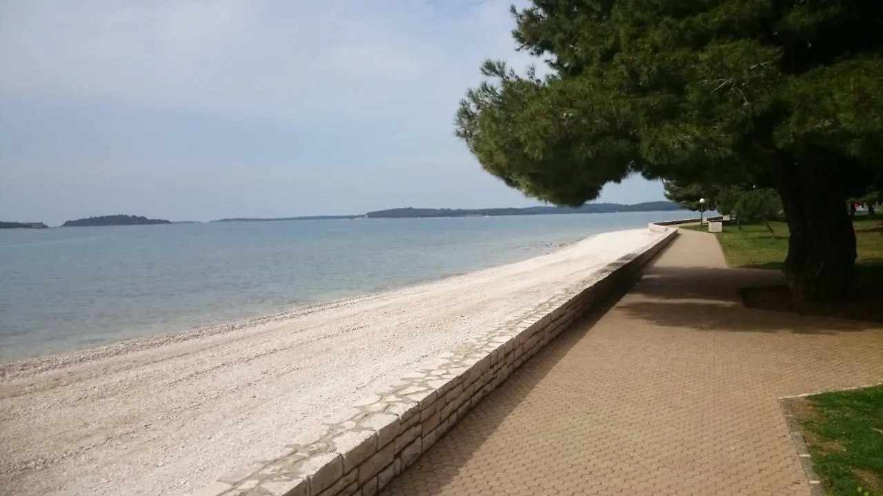 Apartments Dina Πούλα 0*,