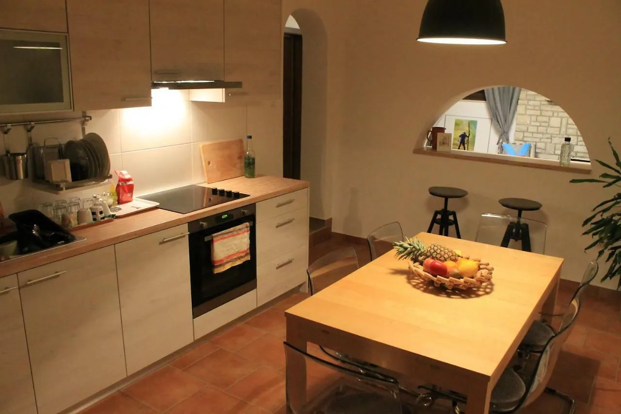 Apartments Dina Πούλα