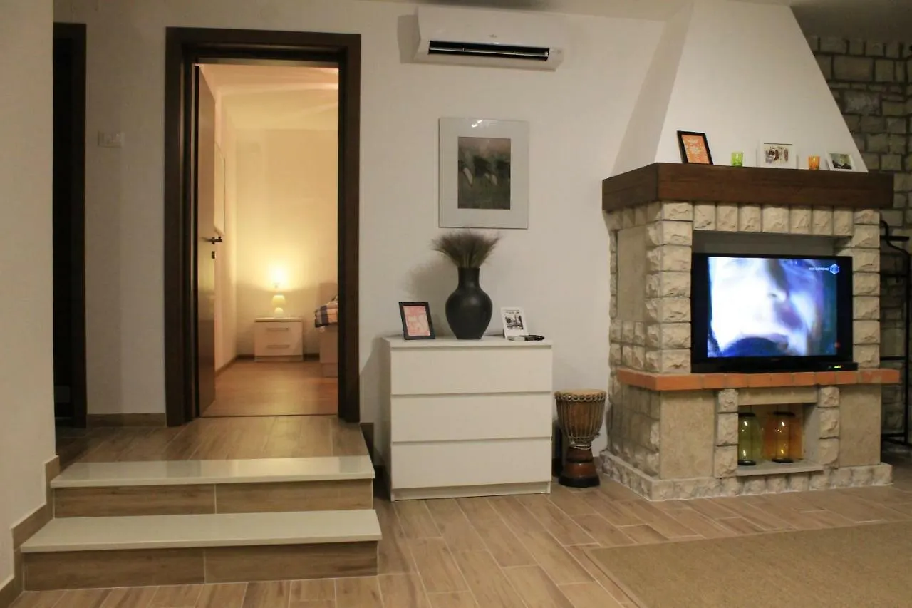 Apartments Dina Πούλα