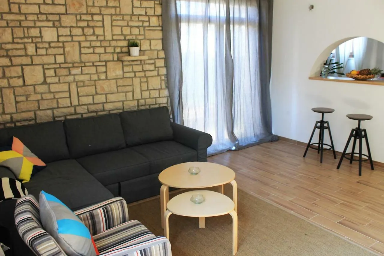 Apartments Dina Πούλα