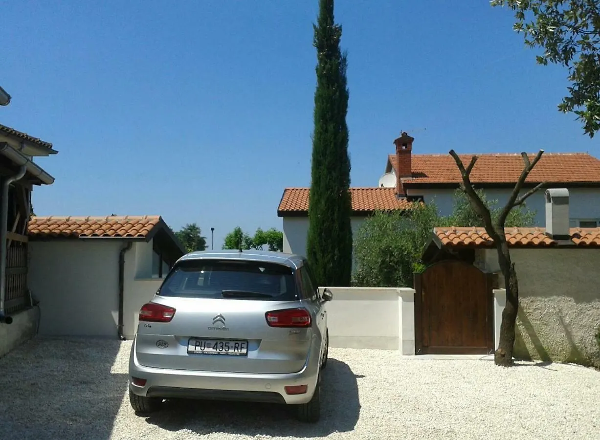 Apartments Dina Πούλα